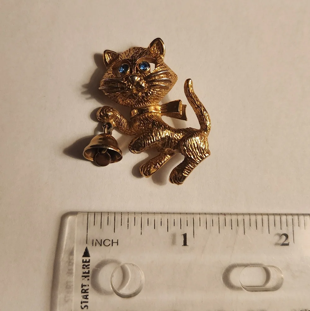 Vintage Avon Cat Brooch Pin